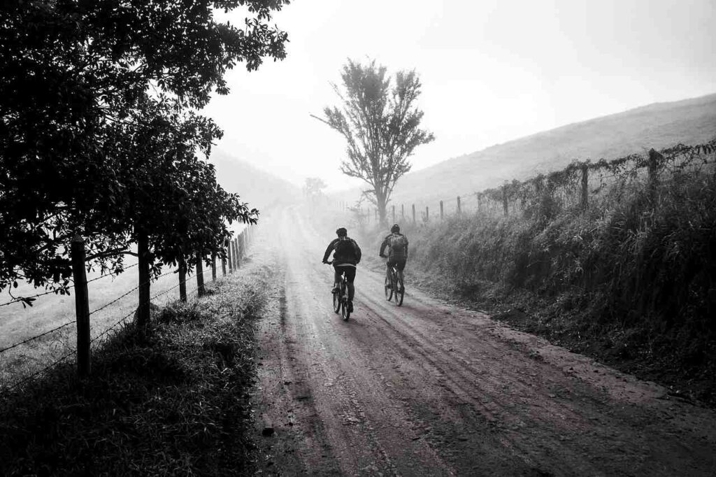 deux cyclovoyageurs sur un chemin en automne
