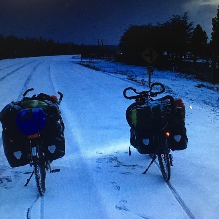 deux velos de voyage sur route enneigee