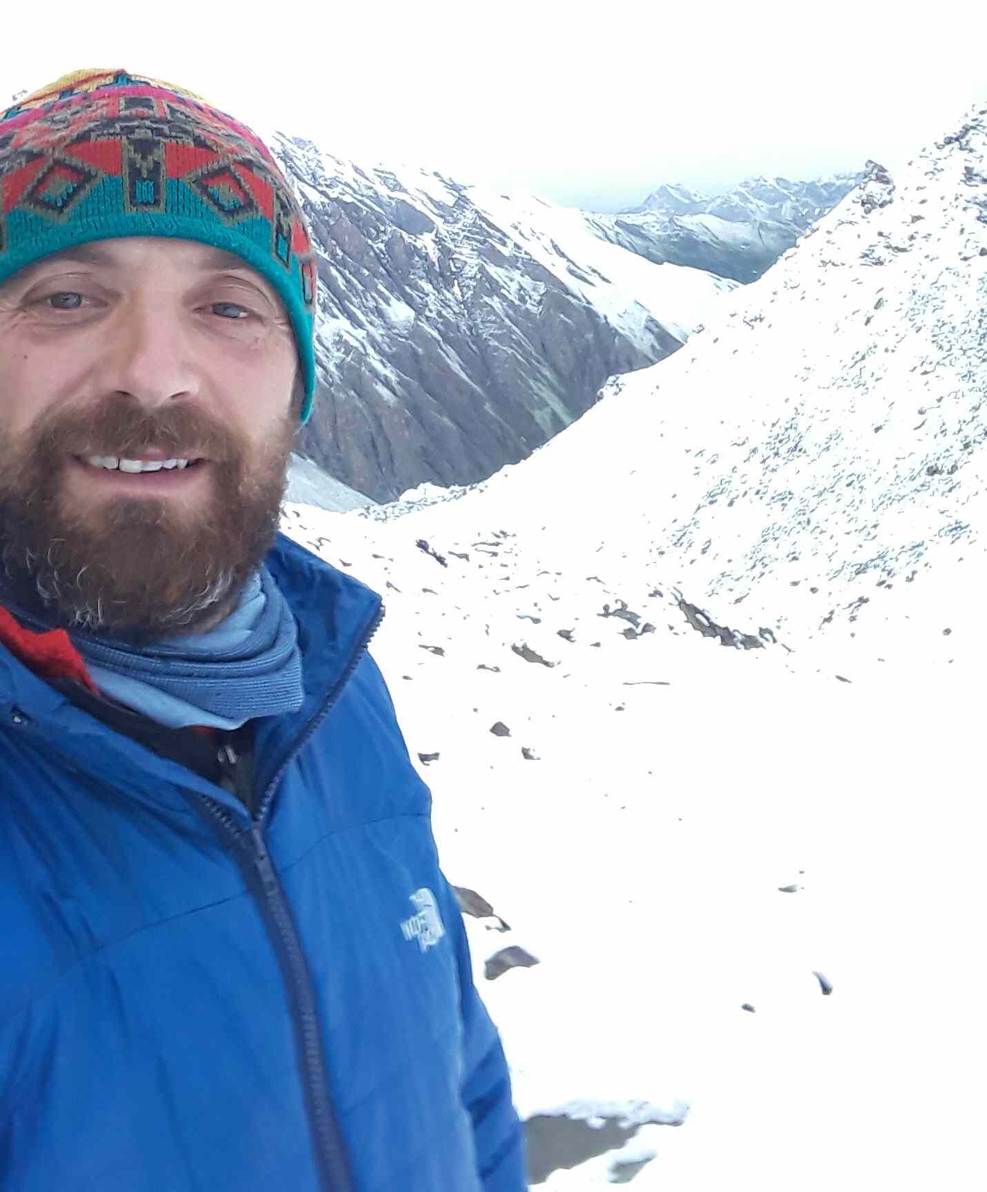 homme devant un paysage de montagne