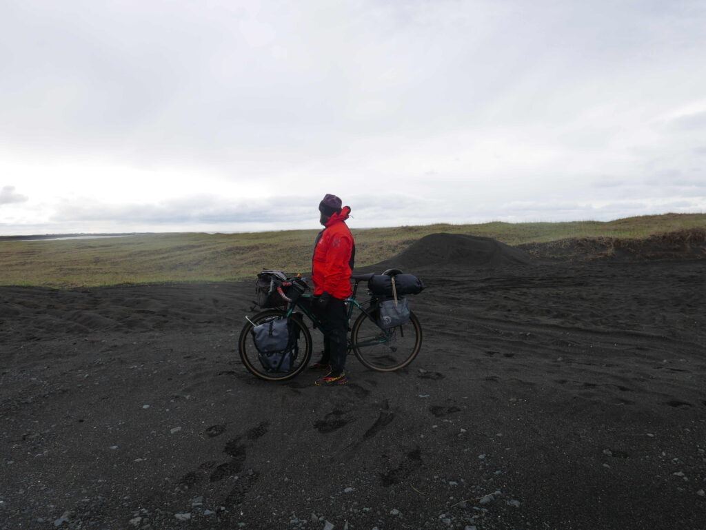 cicloturista in islanda in bici