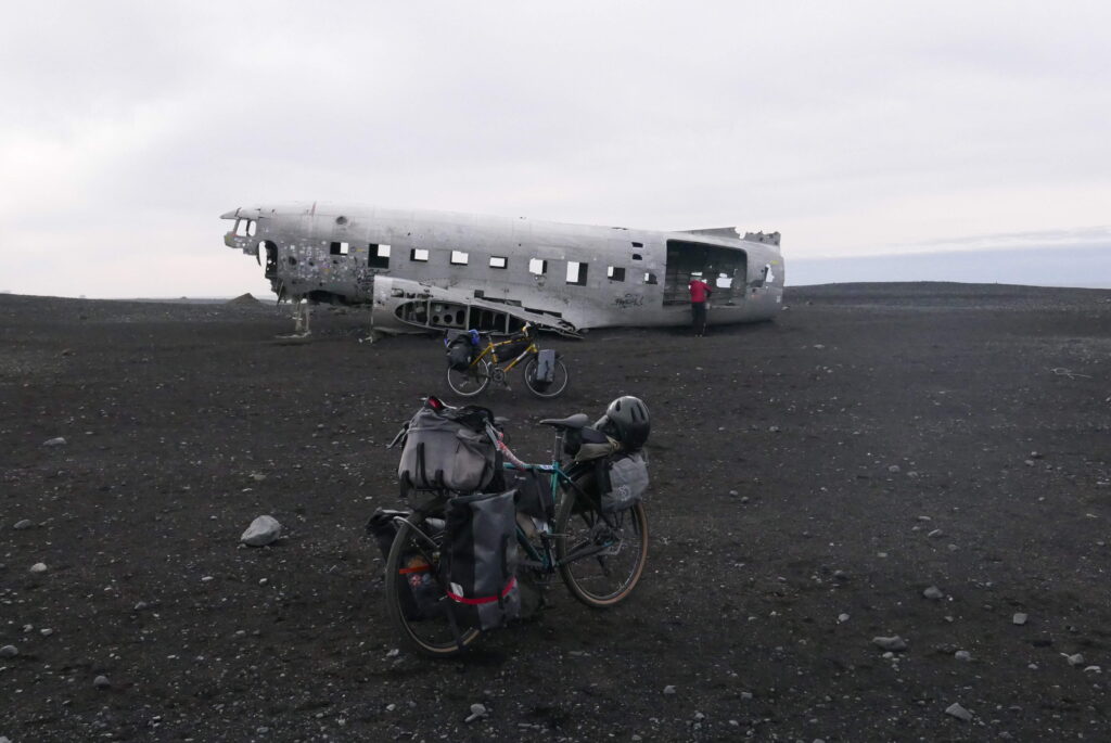 aereo a Sólheimasandur in islanda in bici