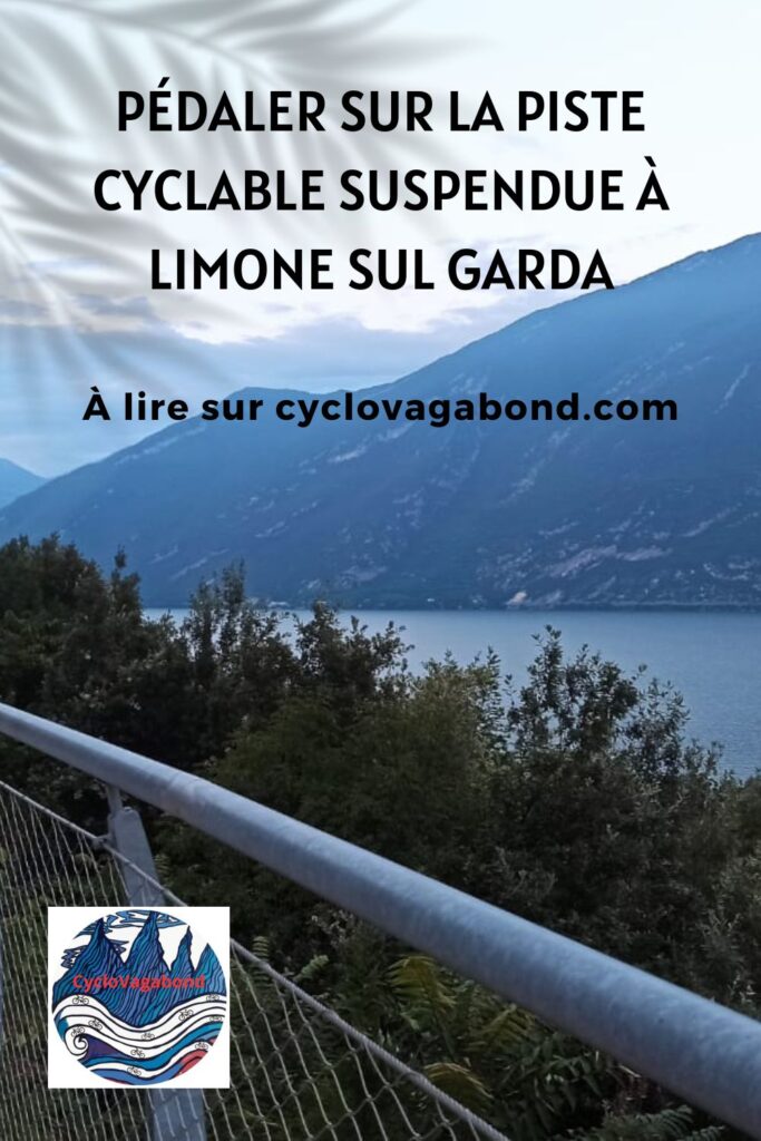 La piste cyclable suspendue à Limone sul Garda est une passerelle accrochée à la falaise qui vous permet de faire du vélo au-dessus du lac de Garde. Un paysage à couper le souffle ! À lire sur le blog.