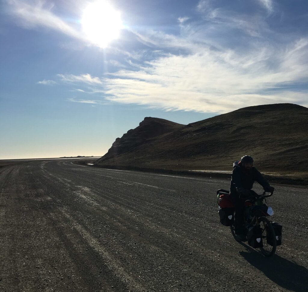 patagonie a velo cyclovoyageur sur la route penché en avant