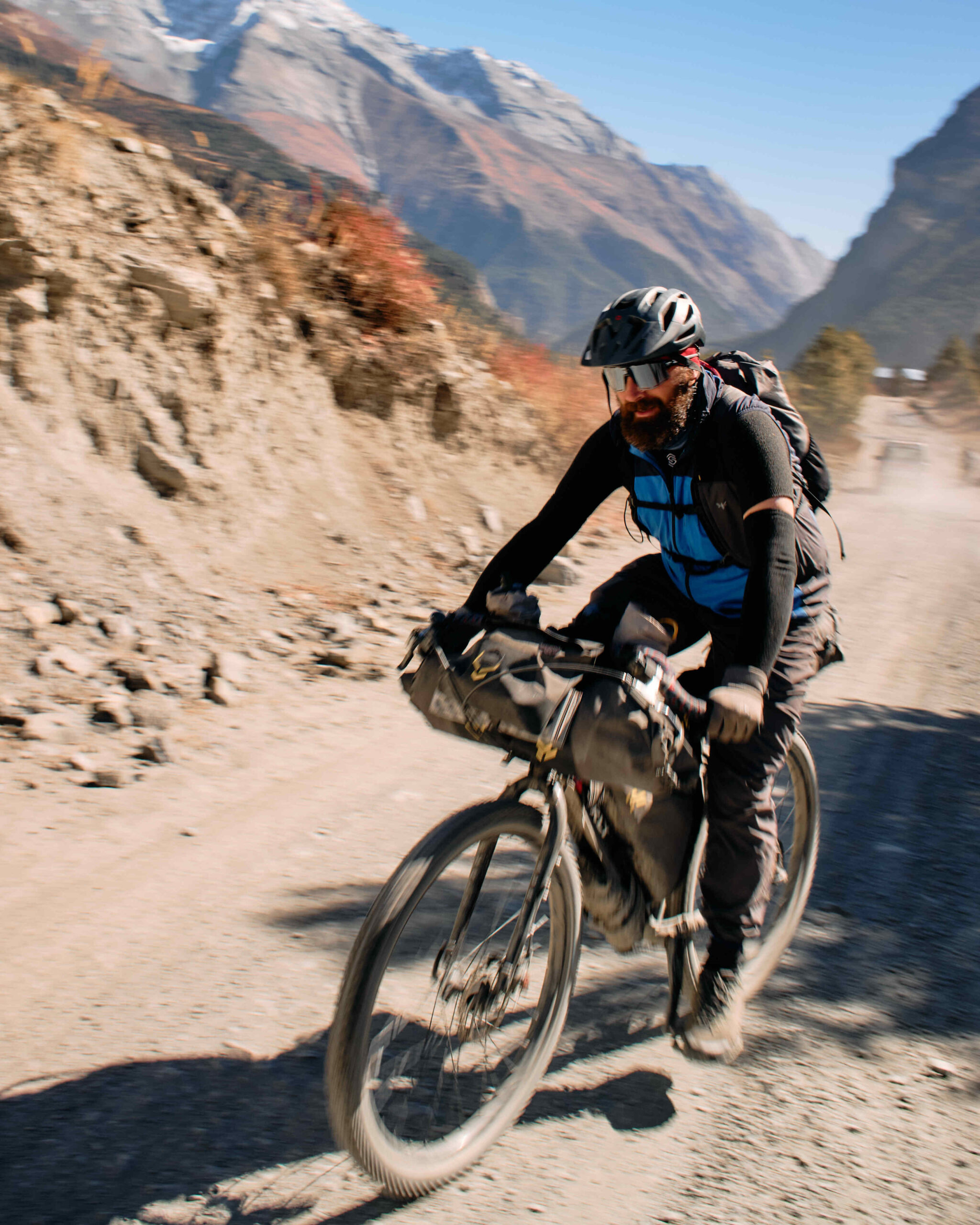 viaggiatore in bici in nepal