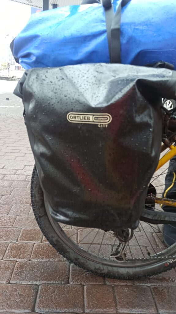 quelles sacoches vélo choisir présentation d'une sacoche arrière velo imperméable