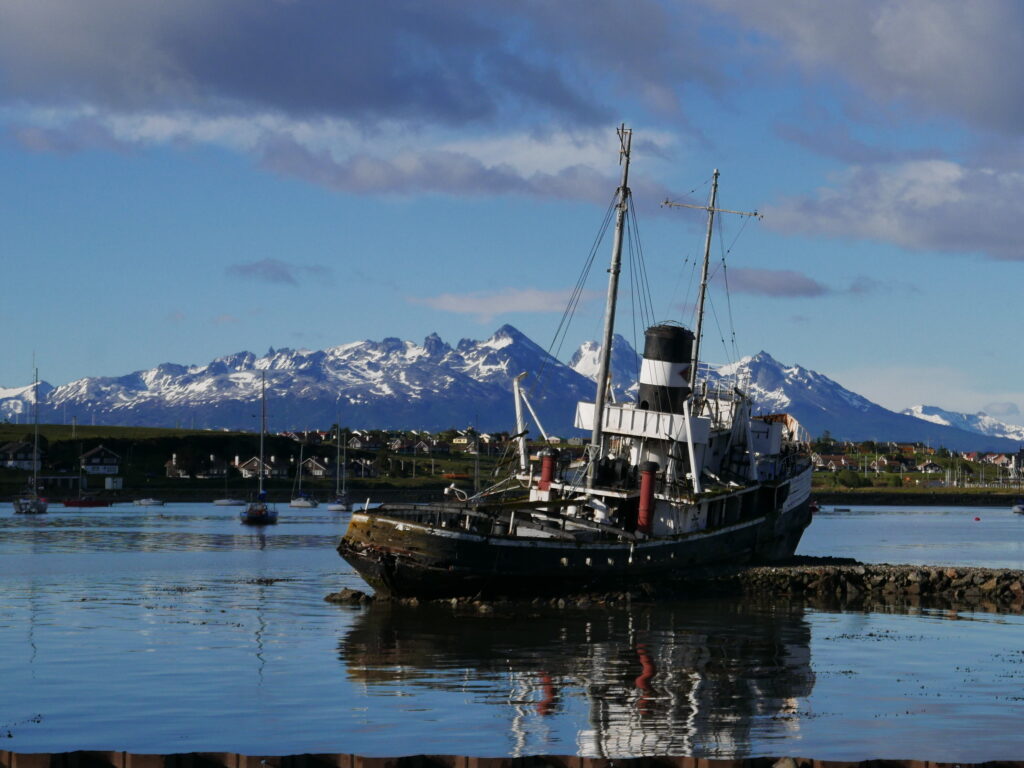 bateau sur l'eau en patagonie a velo
