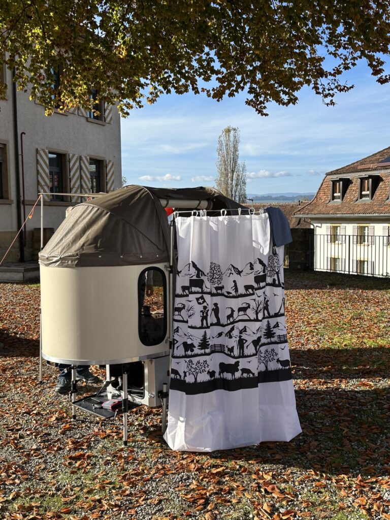 mini caravane tractée par un vélo électrique