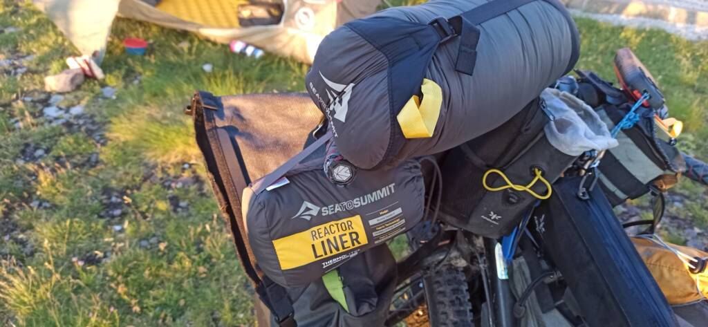 sea to summit quilt sur vélo pour voyage