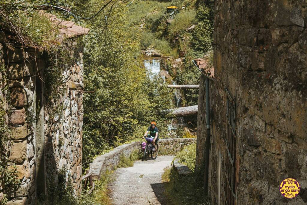 bikepacking in pendenza
